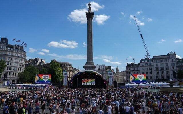 La foule se presse à Trafalgar Square après la marche annuelle de la Pride à Londres, le 4 juillet 2026. (Crédit : Carlos Jasso / AFP)