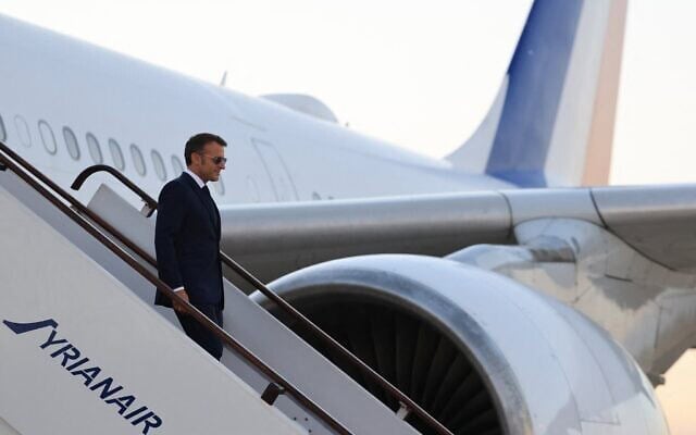 Le président français Emmanuel Macron descendant de son avion à son arrivée à l'aéroport international de Damas dans le cadre d'une visite d'État, à Damas, le 6 juillet 2026. (Crédit : Ludovic Marin/AFP)