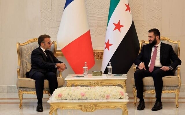 Le président français Emmanuel Macron (à gauche) et son homologue syrien, Ahmed al-Sharaa, assistant à une réunion au Palais du Peuple, à Damas, le 7 juillet 2026. (Crédit : Ludovic Marin/POOL/AFP)