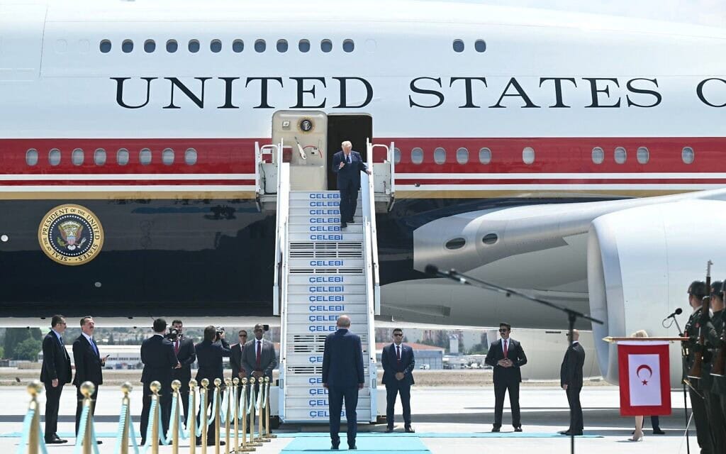 Le président turc Recep Tayyip Erdogan (au centre, en bas) accueillant le président américain Donald Trump (en haut) à son arrivée à bord de l'Air Force One à la base aérienne d'Etimesgut, près d'Ankara, le 7 juillet 2026 (Crédit : Saul Loeb/AFP)