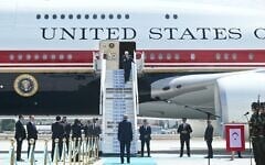 Le président turc Recep Tayyip Erdogan (au centre, en bas) accueillant le président américain Donald Trump (en haut) à son arrivée à bord de l'Air Force One à la base aérienne d'Etimesgut, près d'Ankara, le 7 juillet 2026 (Crédit : Saul Loeb/AFP)