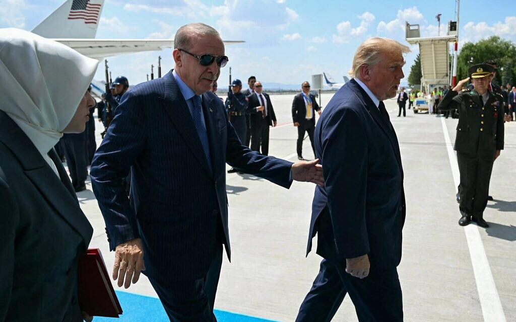 Le président turc Recep Tayyip Erdoğan (à gauche) accueillant son homologue américain, Donald Trump (à droite), à son arrivée à bord de l’Air Force One à la base aérienne d’Etimesgut, près d’Ankara, le 7 juillet 2026 (Crédit : Saul Loeb/AFP)