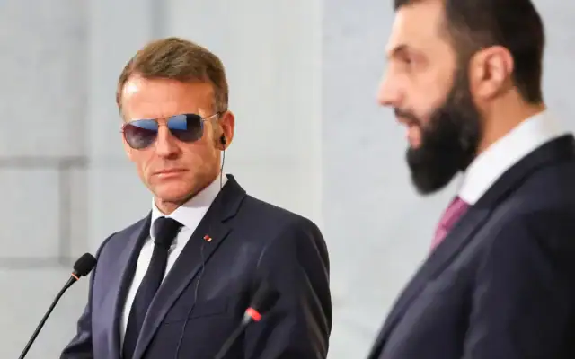Le président français Emmanuel Macron (à gauche) et le président syrien Ahmed al-Sharaa tenant une conférence de presse conjointe, à Damas, le 7 juillet 2026. (Crédit : Ludovic Marin/POOL/AFP)