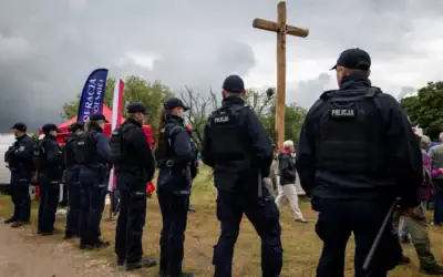 Des policiers montent la garde lors d'un rassemblement de partisans d'extrême droite devant le monument commémoratif du massacre de Jedwabne, érigé en mémoire des habitants juifs de la ville assassinés le 10 juillet 1941 par leurs voisins polonais, à Jedwabne, dans le nord-est de la Pologne, le 10 juillet 2026. (Crédit: Wojtek RADWANSKI / AFP)