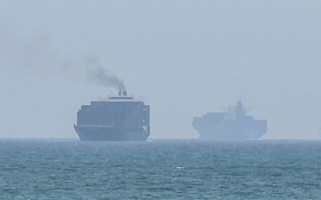 Des cargos jetant l’ancre près du détroit d’Ormuz, au large de la côte orientale des Émirats arabes unis, à Khor Fakkan, 12 juillet 2026. (Crédit : AFPTV/AFP)
