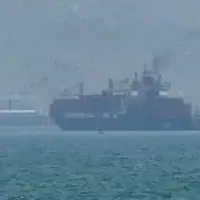 Phoito d'illustration : Cette image extraite d’une vidéo de l’AFPTV datée du 12 juillet 2026 montre un cargo jetant l’ancre près du détroit d’Ormuz, au large de la côte orientale des Émirats arabes unis, à Khor Fakkan. (Capture d'écran: AFPTV/AFP)