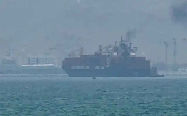 Phoito d'illustration : Cette image extraite d’une vidéo de l’AFPTV datée du 12 juillet 2026 montre un cargo jetant l’ancre près du détroit d’Ormuz, au large de la côte orientale des Émirats arabes unis, à Khor Fakkan. (Capture d'écran: AFPTV/AFP)