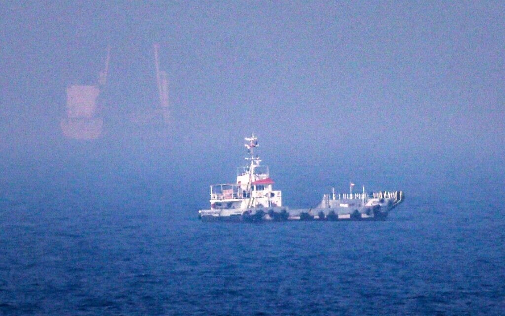 Des navires naviguant près du détroit d’Ormuz, au large de la côte orientale des Émirats arabes unis, à Khor Fakkan, le 13 juillet 2026. (Crédit : AFP)