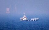 Des navires naviguant près du détroit d’Ormuz, au large de la côte orientale des Émirats arabes unis, à Khor Fakkan, le 13 juillet 2026. (Crédit : AFP)