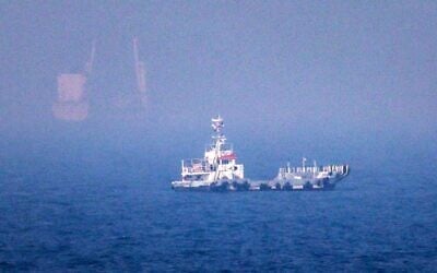 Des navires naviguant près du détroit d’Ormuz, au large de la côte orientale des Émirats arabes unis, à Khor Fakkan, le 13 juillet 2026. (Crédit : AFP)