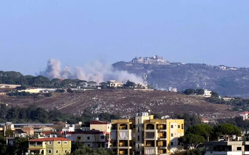 Cette photographie prise depuis la ville de Nabatieh, dans le sud du Liban, montre la fumée s'élevant du lieu d'une explosion provoquée par Israël dans le village de Kfar Tibnit, avec la citadelle de Beaufort visible au loin, le 13 juillet 2026 (Crédit: Abbas FAKIH/AFP)