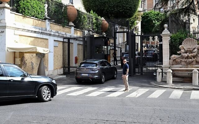 Une délégation, arrivée en cortège le premier jour du 6ᵉ cycle de pourparlers entre les délégations libanaise et israélienne, à l'ambassade des États-Unis, à Rome, le 14 juillet 2026. (Crédit : Andreas Solaro/AFP)