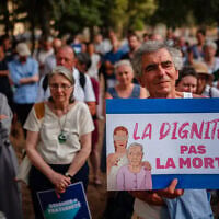 Rassemblement contre l'euthanasie et l'aide à mourir près de l'Assemblée nationale, à Paris, le 15 juillet 2026. (Crédit : DIMITAR DILKOFF / AFP)