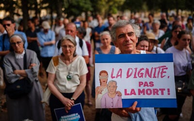 Rassemblement contre l'euthanasie et l'aide à mourir près de l'Assemblée nationale, à Paris, le 15 juillet 2026. (Crédit : DIMITAR DILKOFF / AFP)
