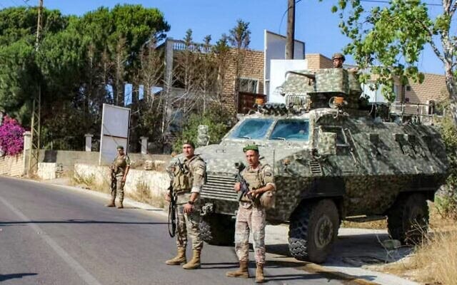 Illustration : Des soldats de l'armée libanaise installant un poste de contrôle dans le sud du Liban, sur cette photo d'archive diffusée le 15 juillet 2026. (Crédit : Service de presse de l'armée libanaise/AFP)