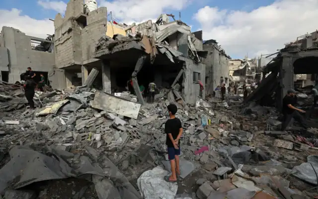 Des Palestiniens inspectent le site d'une frappe israélienne dans le camp de réfugiés de Bureij, dans le centre de la bande de Gaza, le 16 juillet 2026. (Crédit: Eyad Baba/AFP)