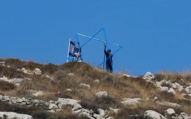 Des partisans du mouvement pro-implantations israélien construisent un nouvel avant-poste dans le village palestinien d’Azmut, en Cisjordanie, le 17 juillet 2026. (Crédit: Jaafar ASHTIYEH/AFP)