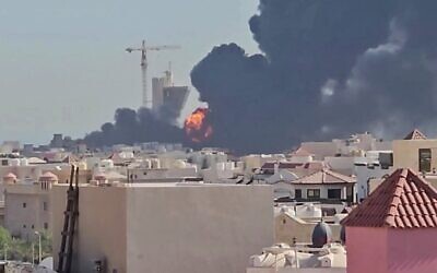Photo d'illustration: Un panache de fumée noire et des flammes s'élevant au-dessus de la ville de Mangaf, au sud de Koweït City, capture d'écran tirée d'une vidéo amateur publiée sur les réseaux sociaux le 18 juillet 2026. (Crédit : Sources diverses/AFP)