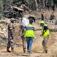 Des soldats libanais inspectant le lieu d'une explosion qui a visé leur véhicule dans la région d'al-Mansouri, au sud du Liban, près de Tyr, le 18 juillet 2026. (Crédit : Kawnat Haju/AFP)