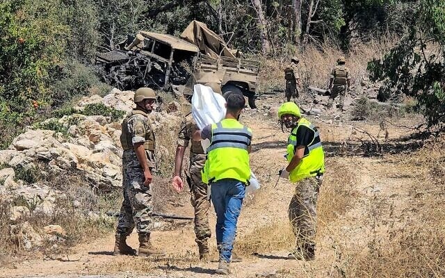 Des soldats libanais inspectant le lieu d'une explosion qui a visé leur véhicule dans la région d'al-Mansouri, au sud du Liban, près de Tyr, le 18 juillet 2026. (Crédit : Kawnat Haju/AFP) Des soldats libanais inspectant le lieu d'une explosion qui a visé leur véhicule dans la région d'al-Mansouri, au sud du Liban, près de Tyr, le 18 juillet 2026. (Crédit : Kawnat Haju/AFP)