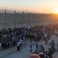 Des militants israéliens de droite, partisans d'une présence juive à Gaza, rassemblés à la frontière avec la bande de Gaza alors qu'ils tentent de pénétrer sur le territoire, le 19 juillet 2026. (Crédit : Ilia Yefimovich/AFP)