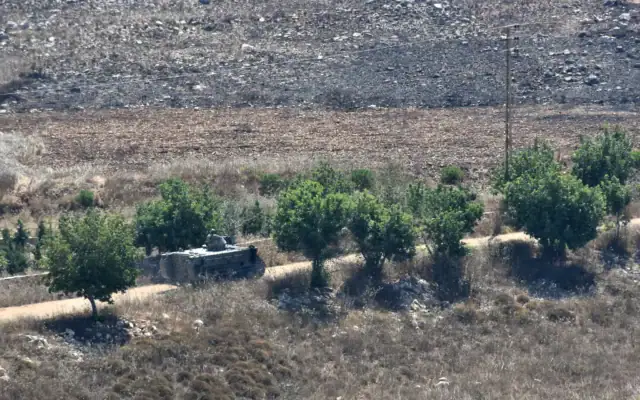 Un véhicule blindé de l'armée libanaise pénétrant dans le village de Zawtar, dans le sud du Liban, le 21 juillet 2026. (Crédit : Fadel Itani/AFP)