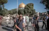 Des Juifs dans l'enceinte du mont du Temple à Jérusalem lors de la fête de Tisha BeAv, le 23 juillet 2026. (Crédit : Ilia Yefimovich/AFP)