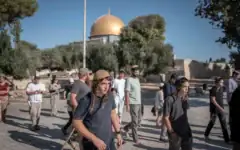 Des Juifs dans l'enceinte du mont du Temple à Jérusalem lors de la fête de Tisha BeAv, le 23 juillet 2026. (Crédit : Ilia Yefimovich/AFP)