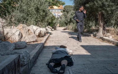 Une femme juive israélienne se prosterne sur le mont du Temple à Jérusalem, le 23 juillet 2026. (Crédit : Ilia Yefimovich/AFP)