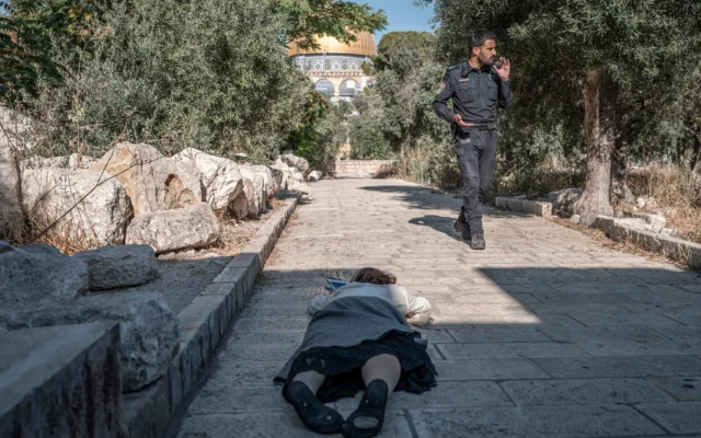 Une femme juive israélienne se prosterne sur le mont du Temple à Jérusalem, le 23 juillet 2026. (Crédit : Ilia Yefimovich/AFP)