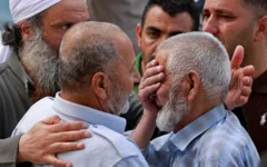 Les proches de l’un des quatre Palestiniens tués lors des affrontements pleurent devant un hôpital de Naplouse, en Cisjordanie, le 24 juillet 2026. (Crédit: Jaafar ASHTIYEH/AFP)
