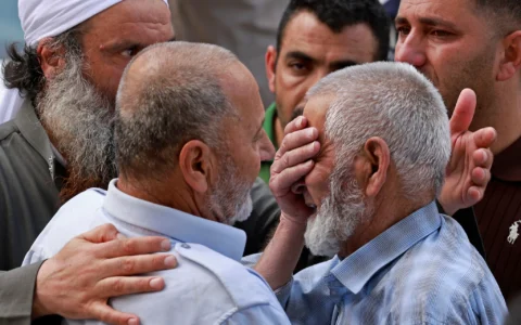 Les proches de l’un des quatre Palestiniens tués lors des affrontements pleurent devant un hôpital de Naplouse, en Cisjordanie, le 24 juillet 2026. (Crédit: Jaafar ASHTIYEH/AFP)