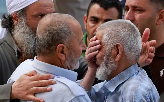 Les proches de l’un des quatre Palestiniens tués lors des affrontements pleurent devant un hôpital de Naplouse, en Cisjordanie, le 24 juillet 2026. (Crédit: Jaafar ASHTIYEH/AFP)