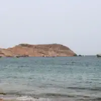 Une photo prise depuis la côte yéménite, au sud-ouest de la ville de Taïz, montre des bateaux naviguant dans le détroit de Bab el-Mandeb, en mer Rouge, le 24 juillet 2026. (Crédit: Khaled ZIAD/AFP)