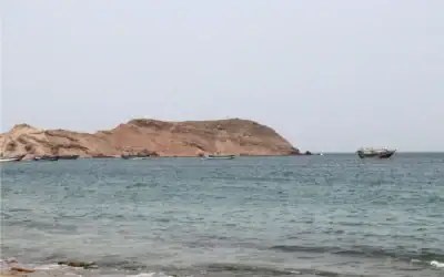 Une photo prise depuis la côte yéménite, au sud-ouest de la ville de Taïz, montre des bateaux naviguant dans le détroit de Bab el-Mandeb, en mer Rouge, le 24 juillet 2026. (Crédit: Khaled ZIAD/AFP)