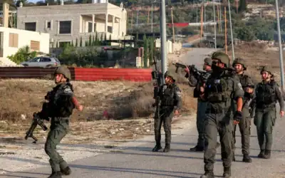 Des soldats israéliens patrouillent dans le village palestinien de Tell en Cisjordanie le 25 juillet 2026, au lendemain d'affrontements entre des Palestiniens du village et des résidents d'implantations israéliens qui tentaient d'y pénétrer. Illustration (Jaafar ASHTIYEH/AFP)