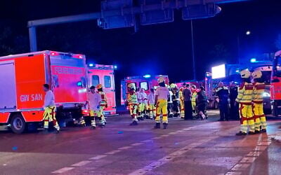 La police et les agents de sécurité interviennent près du lieu où plusieurs personnes ont été blessées lors d'une possible attaque à la voiture bélier en marge du défilé du Christopher Street Day (CSD) à Berlin, en Allemagne, le 25 juillet 2026. (Crédit : Antoine LAMBROSCHINI/AFP) La police et les agents de sécurité interviennent près du lieu où plusieurs personnes ont été blessées lors d'une possible attaque à la voiture bélier en marge du défilé du Christopher Street Day (CSD) à Berlin, en Allemagne, le 25 juillet 2026. (Crédit : Antoine LAMBROSCHINI/AFP)