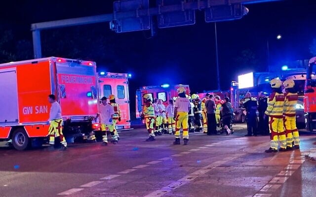 La police et les agents de sécurité interviennent près du lieu où plusieurs personnes ont été blessées lors d'une possible attaque à la voiture bélier en marge du défilé du Christopher Street Day (CSD) à Berlin, en Allemagne, le 25 juillet 2026. (Crédit : Antoine LAMBROSCHINI/AFP)
