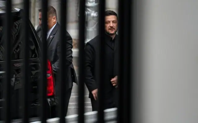 Le président ukrainien Volodymyr Zelensky (à droite) arrive à la Maison Blanche le 28 juillet 2026 à Washington, DC. (Crédit: Andrew Harnik/Getty Images/AFP)