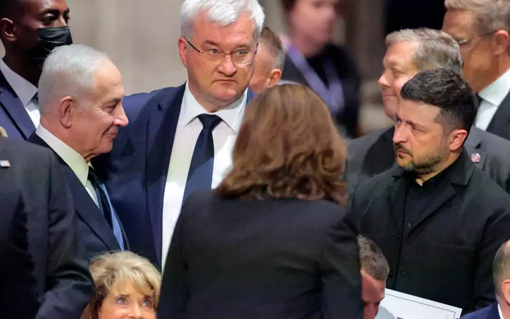Le Premier ministre Benjamin Netanyahu (à gauche), le ministre ukrainien des Affaires étrangères Andrii Sybiha et le président ukrainien Volodymyr Zelensky (à droite) assistent aux funérailles du sénateur américain Lindsey Graham à la cathédrale nationale de Washington à Washington, le 28 juillet 2026. (Crédit : Chip Somodevilla/Getty Images/AFP)