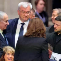 Le Premier ministre Benjamin Netanyahu (à gauche), le ministre ukrainien des Affaires étrangères Andrii Sybiha et le président ukrainien Volodymyr Zelensky (à droite) assistent aux funérailles du sénateur américain Lindsey Graham à la cathédrale nationale de Washington à Washington, le 28 juillet 2026. (Crédit : Chip Somodevilla/Getty Images/AFP)