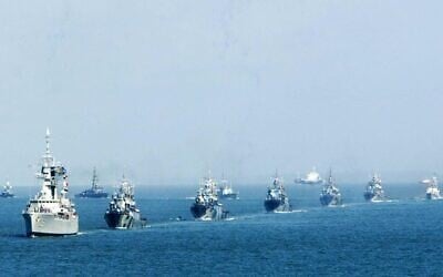 Des navires de guerre indonésiens, singapouriens et malaisiens patrouillent parmi le trafic maritime dans le détroit de Malacca, le mardi 20 juillet 2004. Les trois pays bordant le détroit ont convenu mardi de mener des patrouilles conjointes dans ces eaux, par lesquelles transite la moitié du pétrole mondial et un quart du commerce mondial, après des avertissements répétés concernant des menaces terroristes potentielles contre le transport maritime. (Crédit : AP Photo/Ed Wray)