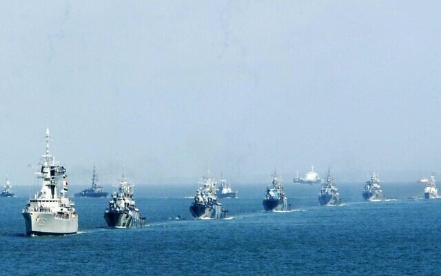 Des navires de guerre indonésiens, singapouriens et malaisiens patrouillent parmi le trafic maritime dans le détroit de Malacca, le mardi 20 juillet 2004. Les trois pays bordant le détroit ont convenu mardi de mener des patrouilles conjointes dans ces eaux, par lesquelles transite la moitié du pétrole mondial et un quart du commerce mondial, après des avertissements répétés concernant des menaces terroristes potentielles contre le transport maritime. (Crédit : AP Photo/Ed Wray)