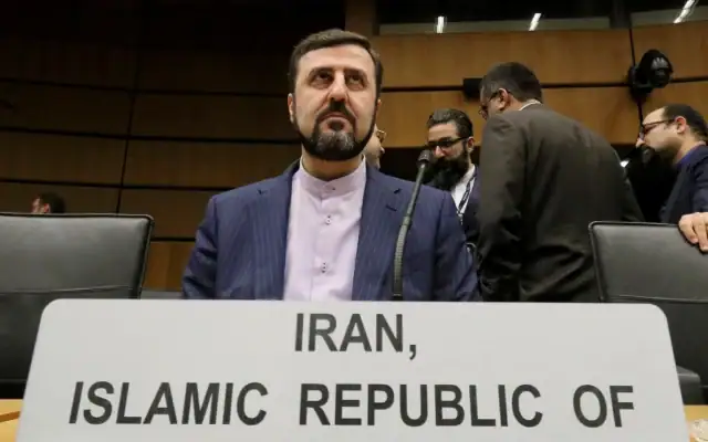 Kazem Gharibabadi, alors ambassadeur de l'Iran auprès de l'Agence internationale de l'énergie atomique, attend le début de la réunion du Conseil des gouverneurs de l'AIEA au Centre international de Vienne, en Autriche, le 21 novembre 2019. (Crédit: AP/Ronald Zak)