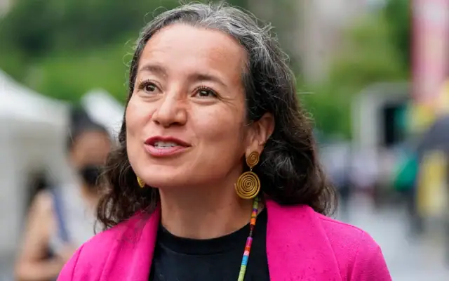 Ana María Archila s’adresse aux New-Yorkais lors d’une campagne de porte-à-porte à Union Square, le 27 juin 2022, à New York. (Crédit: AP/Mary Altaffer)