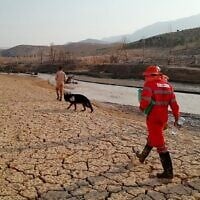 Les membres d'une équipe de secours recherchent des personnes portées disparues à la suite d'inondations soudaines dans la province de Fars, au sud de l'Iran, une région touchée par la sécheresse, le 23 juillet 2022. (Crédit : Société du Croissant-Rouge iranien via AP / Archive)