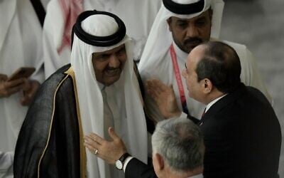 L'ancien émir du Qatar, le cheikh Hamad bin Khalifa Al Thani (à gauche), et le président égyptien Abdel Fattah el-Sissi (à droite) se saluent avant le coup d'envoi du match de football de la Coupe du monde, comptant pour le groupe A, opposant le Qatar à l'Équateur au stade Al Bayt d'Al Khor, au Qatar, le 20 novembre 2022. (Crédit : Hassan Ammar/AP)