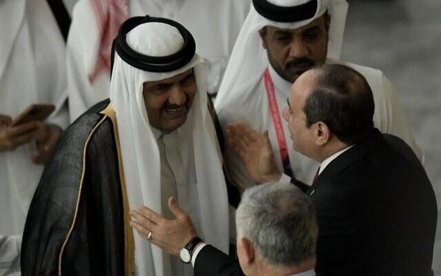 L'ancien émir du Qatar, le cheikh Hamad bin Khalifa Al Thani (à gauche), et le président égyptien Abdel Fattah el-Sissi (à droite) se saluent avant le coup d'envoi du match de football de la Coupe du monde, comptant pour le groupe A, opposant le Qatar à l'Équateur au stade Al Bayt d'Al Khor, au Qatar, le 20 novembre 2022. (Crédit : Hassan Ammar/AP)