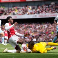 Eddie Nketiah, d'Arsenal (à gauche), entre en collision avec le gardien de but de Nottingham Forest, Matt Turner, lors du match de Premier League anglaise opposant Arsenal à Nottingham Forest à l'Emirates Stadium de Londres, le 12 août 2023. (Crédit: AP/Kirsty Wigglesworth)