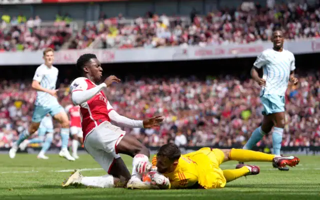 Eddie Nketiah, d'Arsenal (à gauche), entre en collision avec le gardien de but de Nottingham Forest, Matt Turner, lors du match de Premier League anglaise opposant Arsenal à Nottingham Forest à l'Emirates Stadium de Londres, le 12 août 2023. (Crédit: AP/Kirsty Wigglesworth)